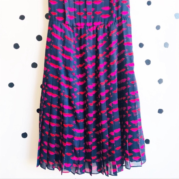 Halogen Sleeveless Pleated Dress Navy Lip Print 6 - Picture 6 of 9